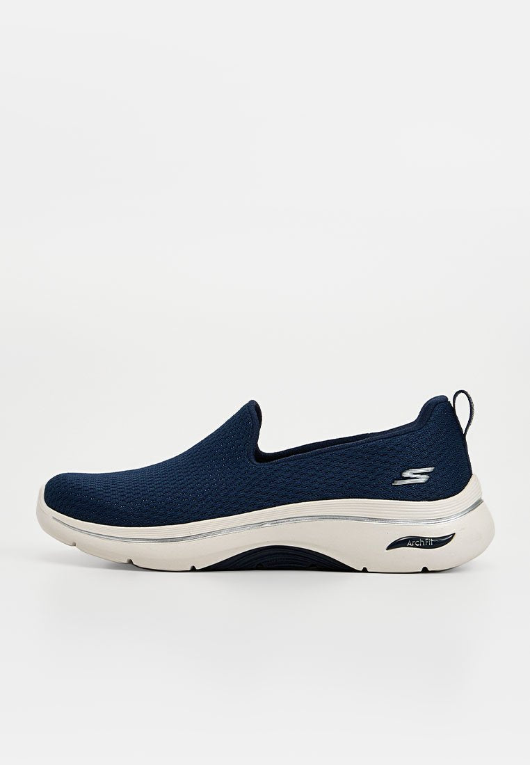 Marineblaue Slip-On-Sneaker mit weißer Sohle, atmungsaktivem Strickgewebe, Zuglasche an der Ferse und Arch Fit-Dämpfung für Komfort und Unterstützung.