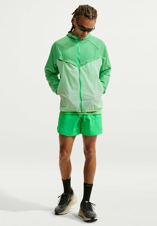 Nike Performance M NK UV RPL STRIDE JACKET - Running jacket - green spark cucumber calm