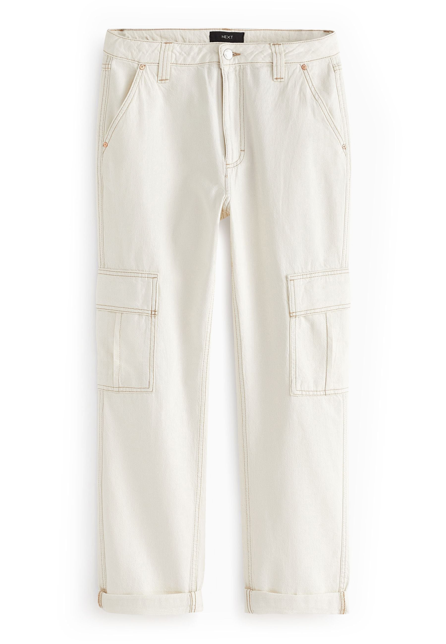 Helle beige Cargo-Hosen aus Canvas, mit seitlichen Taschen, hochgekrempelten Säumen und kontrastierenden Nähten für zusätzliche Details.