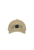 Beige Baseball-Cap mit dem Text "LES DEUX" und einem schwarzen Quadrat-Patch, das auf dem Vorderpanel die weiße römische Zahl II zeigt.