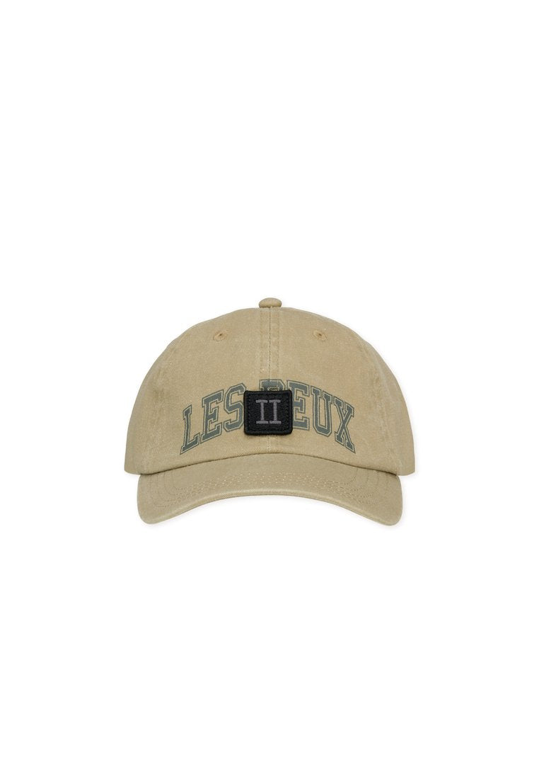 Beige Baseball-Cap mit dem Text "LES DEUX" und einem schwarzen Quadrat-Patch, das auf dem Vorderpanel die weiße römische Zahl II zeigt.