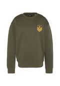 Olivgrüner Baumwollpullover mit Rundhalsausschnitt, gerippten Bündchen und gelbem Brustmotiv mit Sternen und Spitzen.