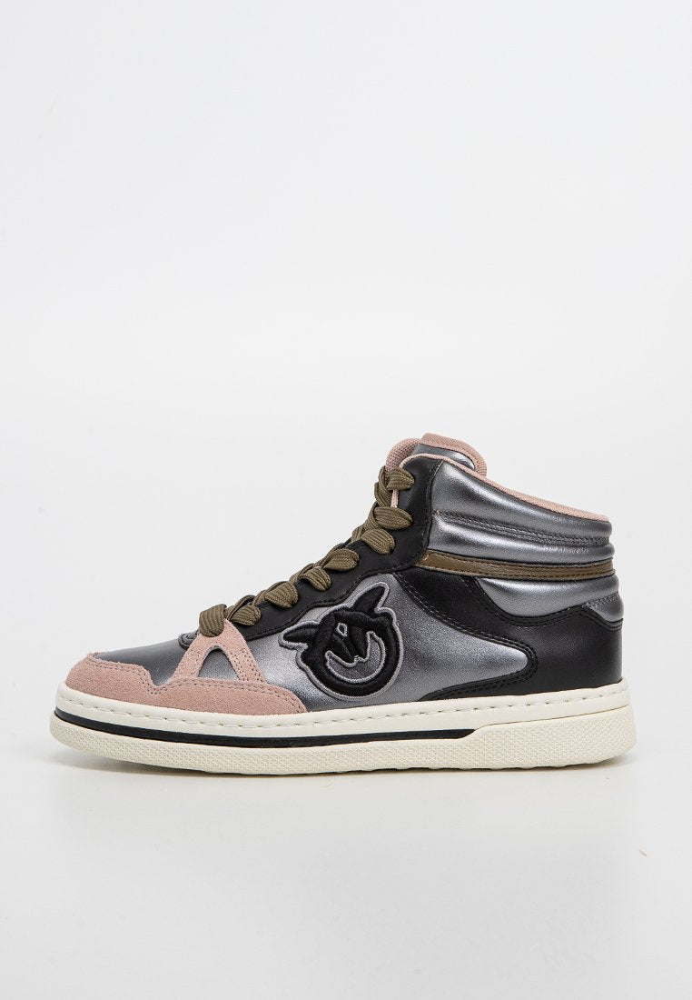 Hochschnittige Sneakers mit einem Obermaterial aus schwarzem Leder, metallischen silbernen Akzenten, rosa Wildlederdetails und olivgrünen Schnürsenkeln. Schwarzes gesticktes Logo.
