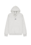 Hellgrauer Hoodie aus weichem Stoff, mit einer Fronttasche, Kordelzug und einem kleinen Logo-Patch auf der Brust. Gerippte Bündchen und Saum.