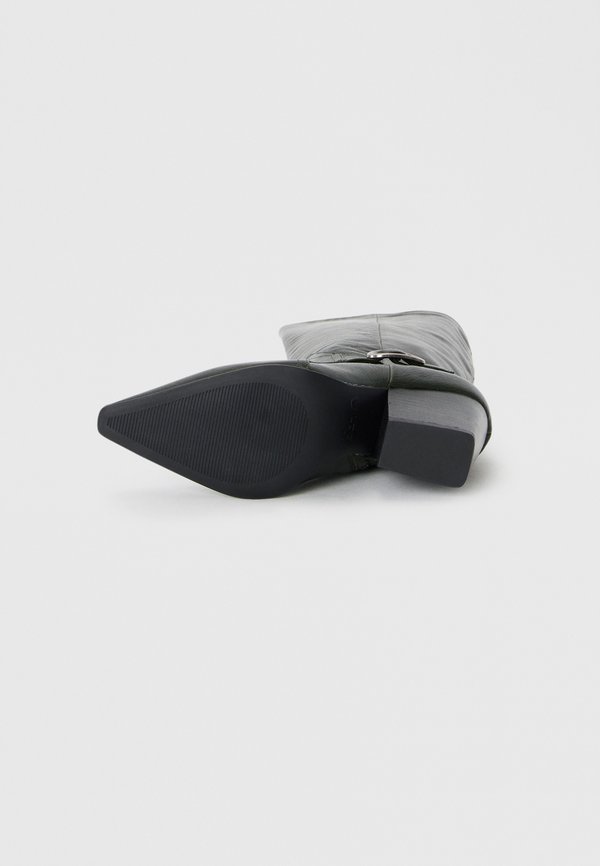 ALDO SADDLE