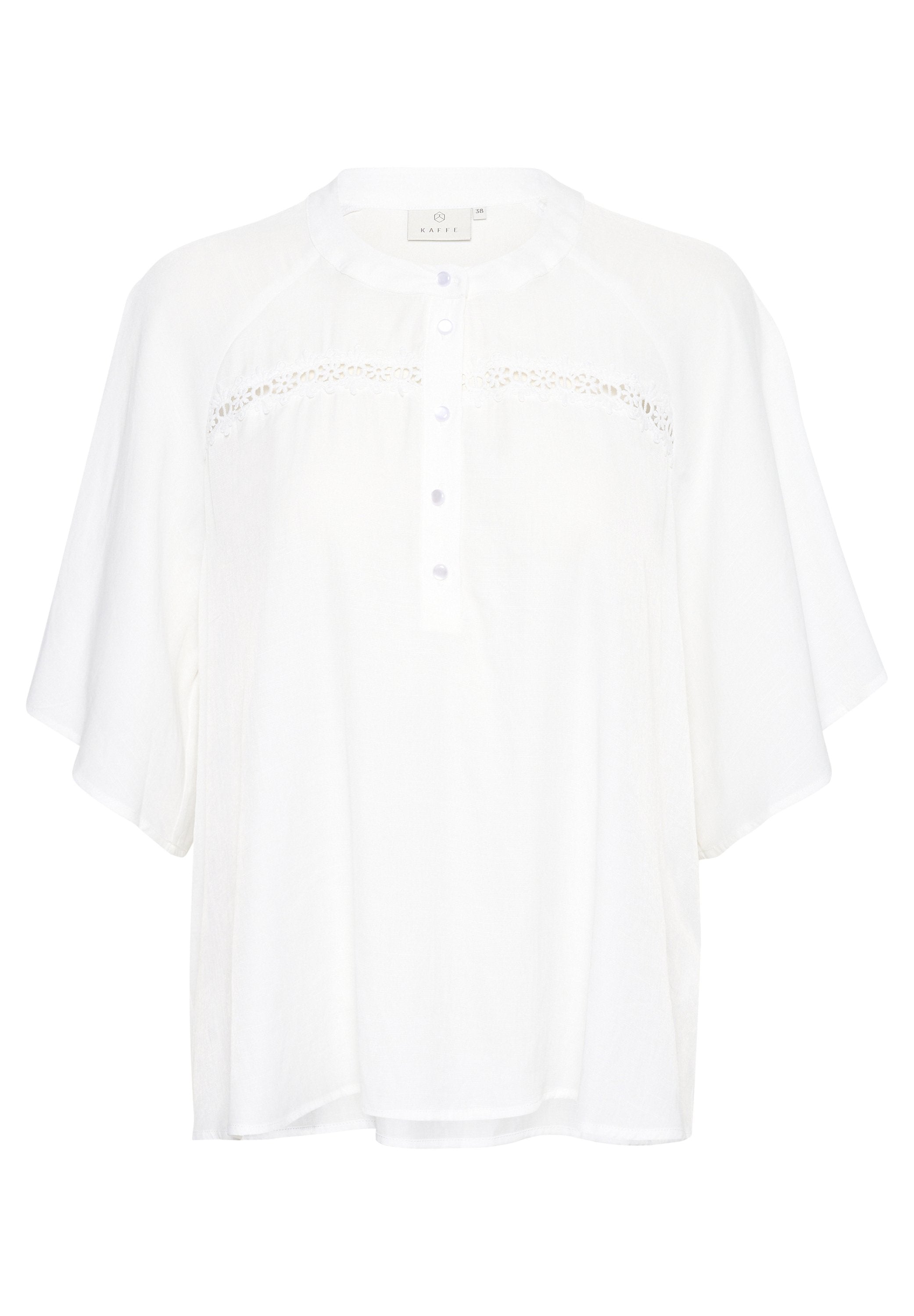 Weißes Blusenshirt mit kurzen, weiten Ärmeln, Rundhalsausschnitt und knöpfbarem Frontverschluss. Verfügt über Spitzenverzierungen über der Brust und einen lockeren Schnitt.