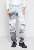 Hellblaue Denim-Jeans mit einem grafischen Druck von zwei sich umarmenden Figuren, wobei der Text "HIS" und "ALSO" deutlich sichtbar ist.