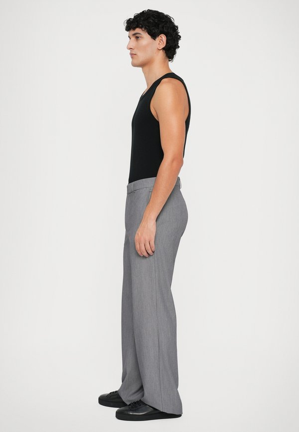 Essential Collective TAILORED SINGLE PLEAT TROUSER