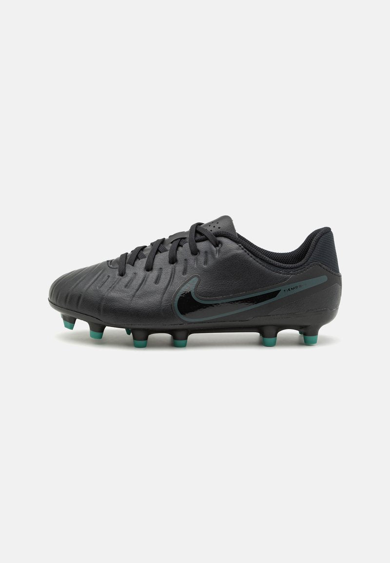 Schwarzer Fußballschuh mit strukturiertem Lederobermaterial, Schnürdesign und einem dunkelgrünen Akzent an der Seite, ausgestattet mit mehrfarbigen Stollen.