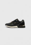 Schwarze Sneakers für Frauen mit strukturierten Panels, goldenen Ösen und Akzenten, weißer Zwischensohle und schwarzem geripptem Außensohle auf grauem Hintergrund.