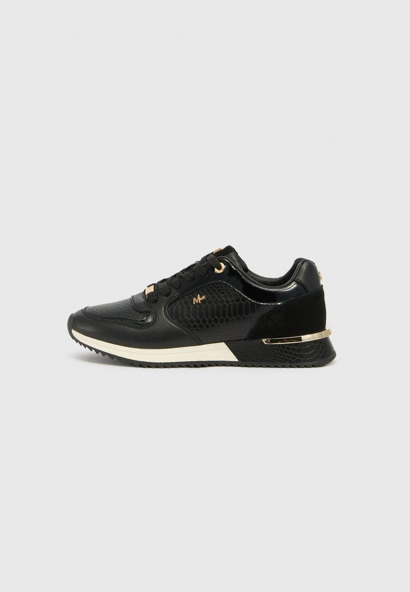 Schwarze Sneakers für Frauen mit strukturierten Panels, goldenen Ösen und Akzenten, weißer Zwischensohle und schwarzem geripptem Außensohle auf grauem Hintergrund.