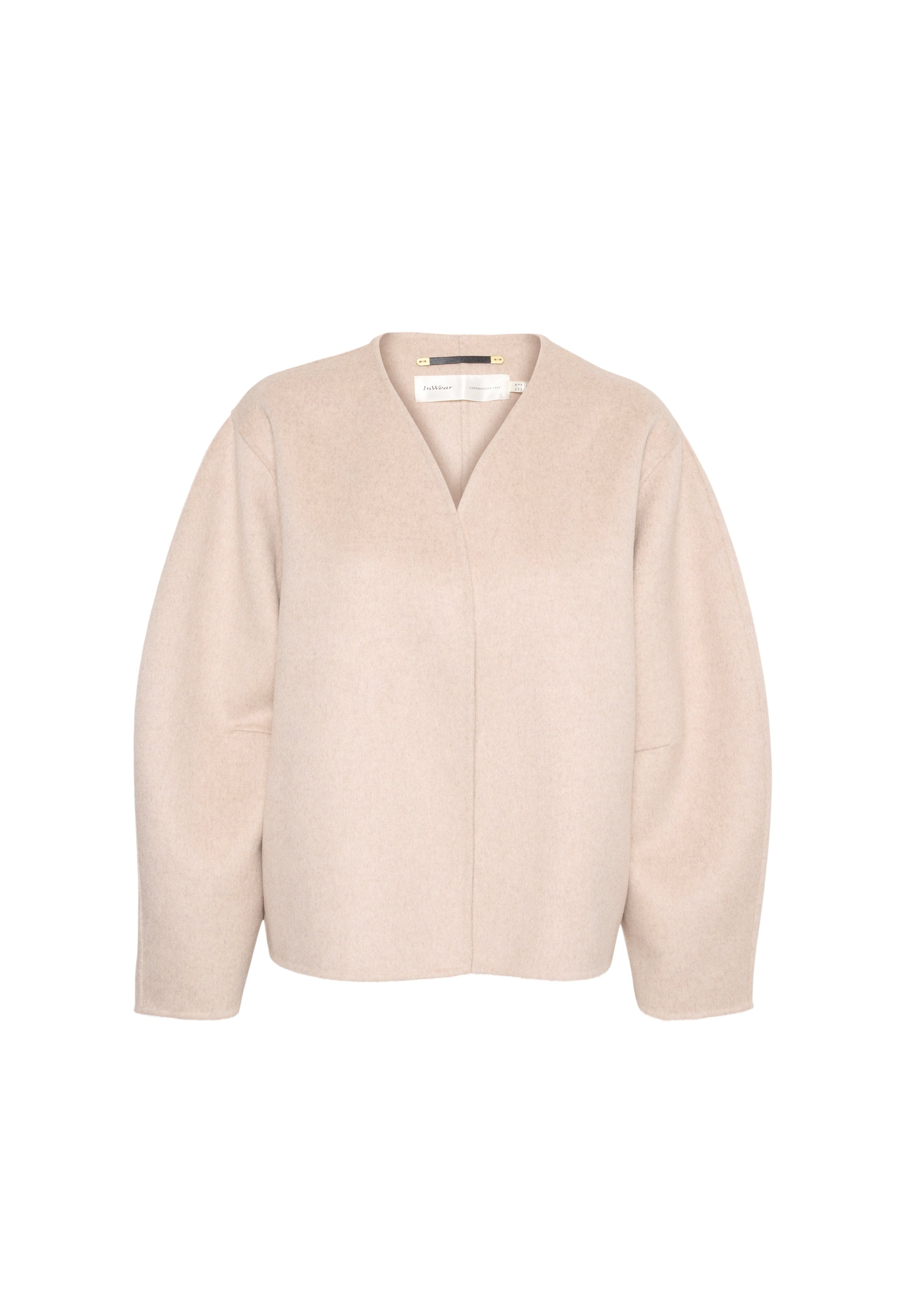 Beige, langärmliges, locker sitzendes Oberteil mit V-Ausschnitt aus weichem Stoff. Verfügt über Seitennaht und ein minimalistisches Design.