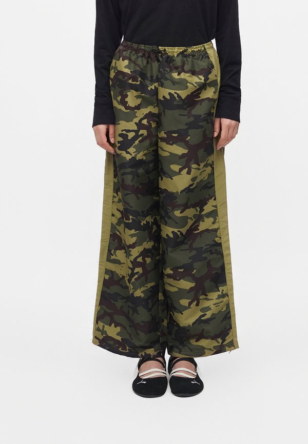 Puma STREET GLAM RELAXED CAMO PANTS - Tracksuit bottoms - dark green/brown