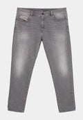 Verblasste graue Jeans aus Denim mit klassischem Fünf-Taschen-Design und Knopfverschluss, mit leichter Abnutzung an den Oberschenkeln und einem kleinen Markenlabel auf der vorderen Tasche.