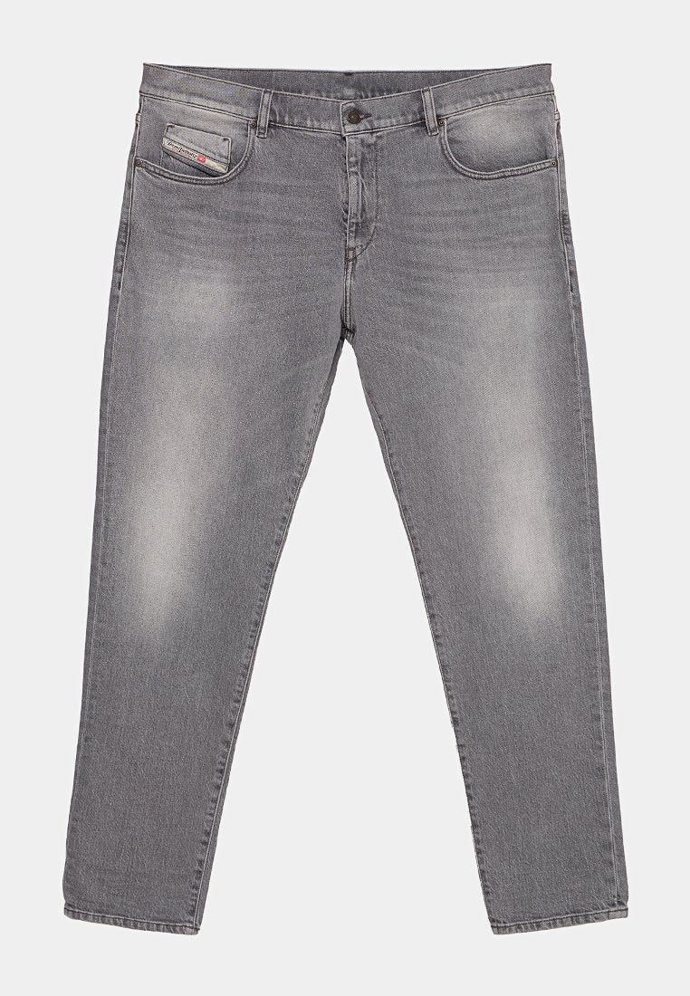 Verblasste graue Jeans aus Denim mit klassischem Fünf-Taschen-Design und Knopfverschluss, mit leichter Abnutzung an den Oberschenkeln und einem kleinen Markenlabel auf der vorderen Tasche.