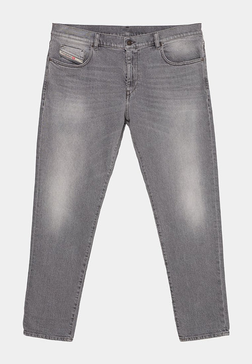 Verblasste graue Jeans aus Denim mit klassischem Fünf-Taschen-Design und Knopfverschluss, mit leichter Abnutzung an den Oberschenkeln und einem kleinen Markenlabel auf der vorderen Tasche.