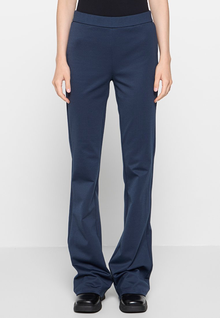 Marineblaue, ausgestellte Hosen mit glatter Textur und breitem Bund, aus elastischem Stoff, mit einem schlichten Design und minimaler Detailierung.