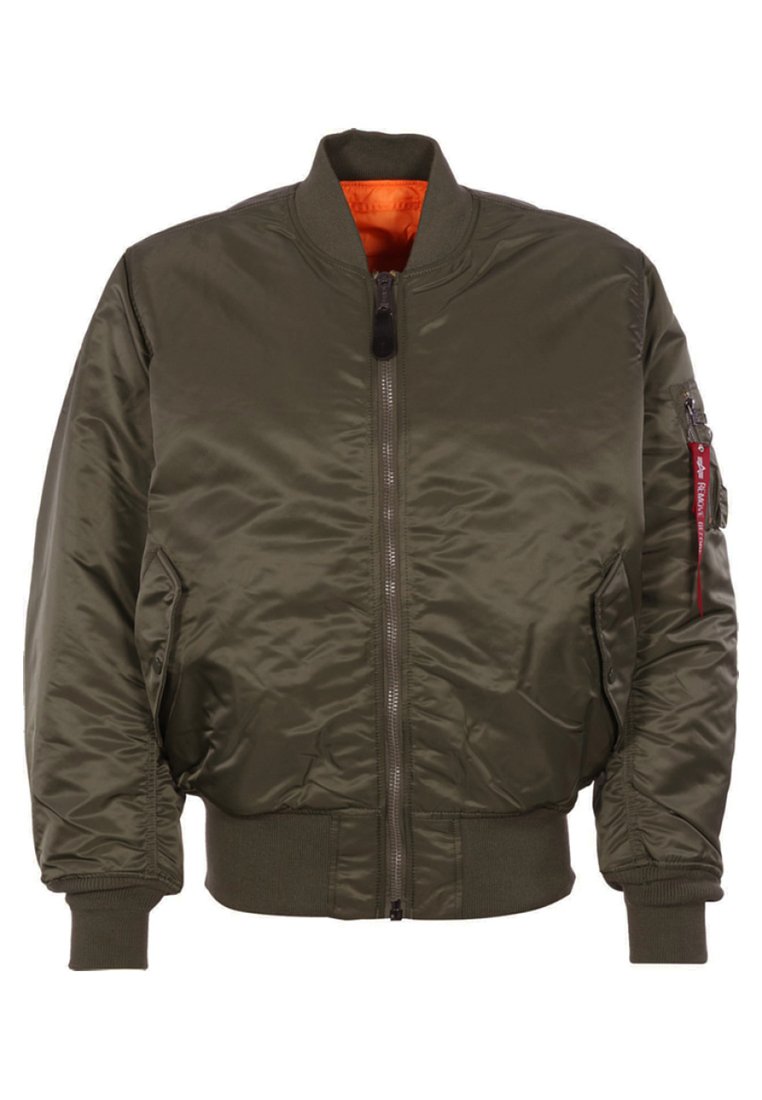 Olivgrüne Bomberjacke mit Reißverschluss vorne, gerippten Bündchen und Saum, einem orangefarbenen Innenfutter und einer Seitentasche mit einem roten Akzentband.