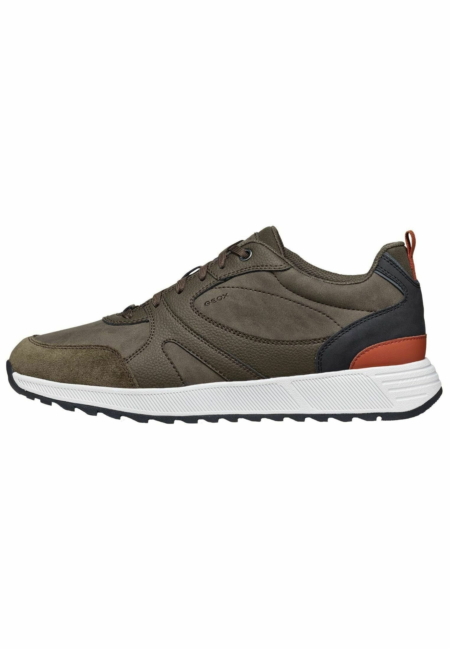 Grüne Wildleder- und Synthetik-Sneaker mit einer weißen Zwischensohle, schwarzer Gummi-Außensohle und orangefarbenen Akzenten. Verfügt über ein Schnürdesign und einen gepolsterten Kragen.