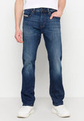 Blaue Jeans aus Denim mit geradem Bein. Merkmale sind dezentes Verblassen und Gebrauchsspuren, Fünf-Taschen-Design und ein Metallknopfverschluss.