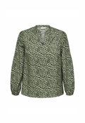 Grüne Bluse mit V-Ausschnitt, langen Puffärmeln und einem durchgehenden schwarzen Animal-Print-Muster. Hergestellt aus leichtem, gemustertem Stoff.