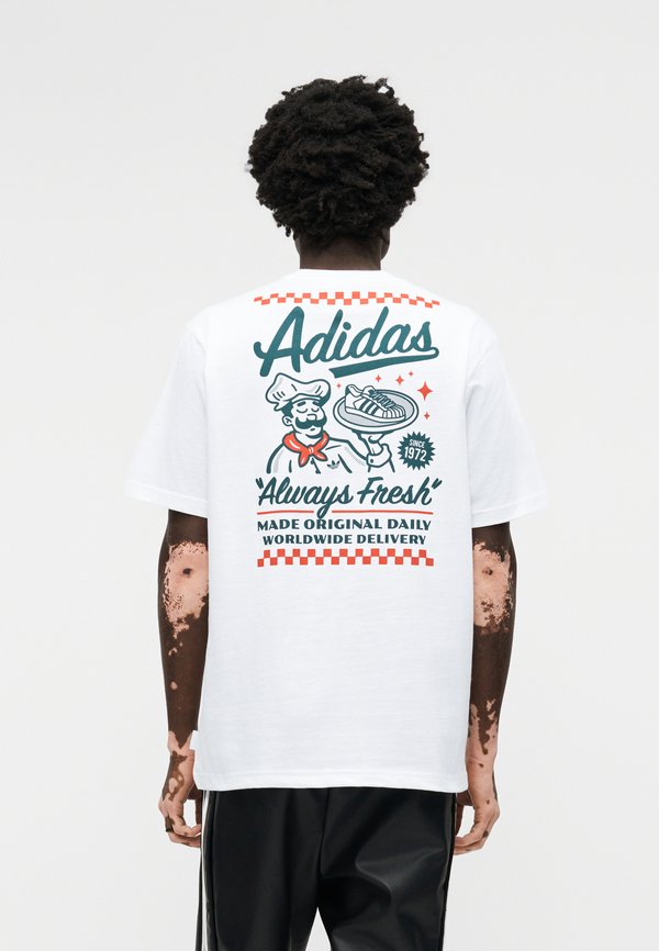 adidas Originals LOOSE GRAPHIC UNISEX - Print T-shirt - white