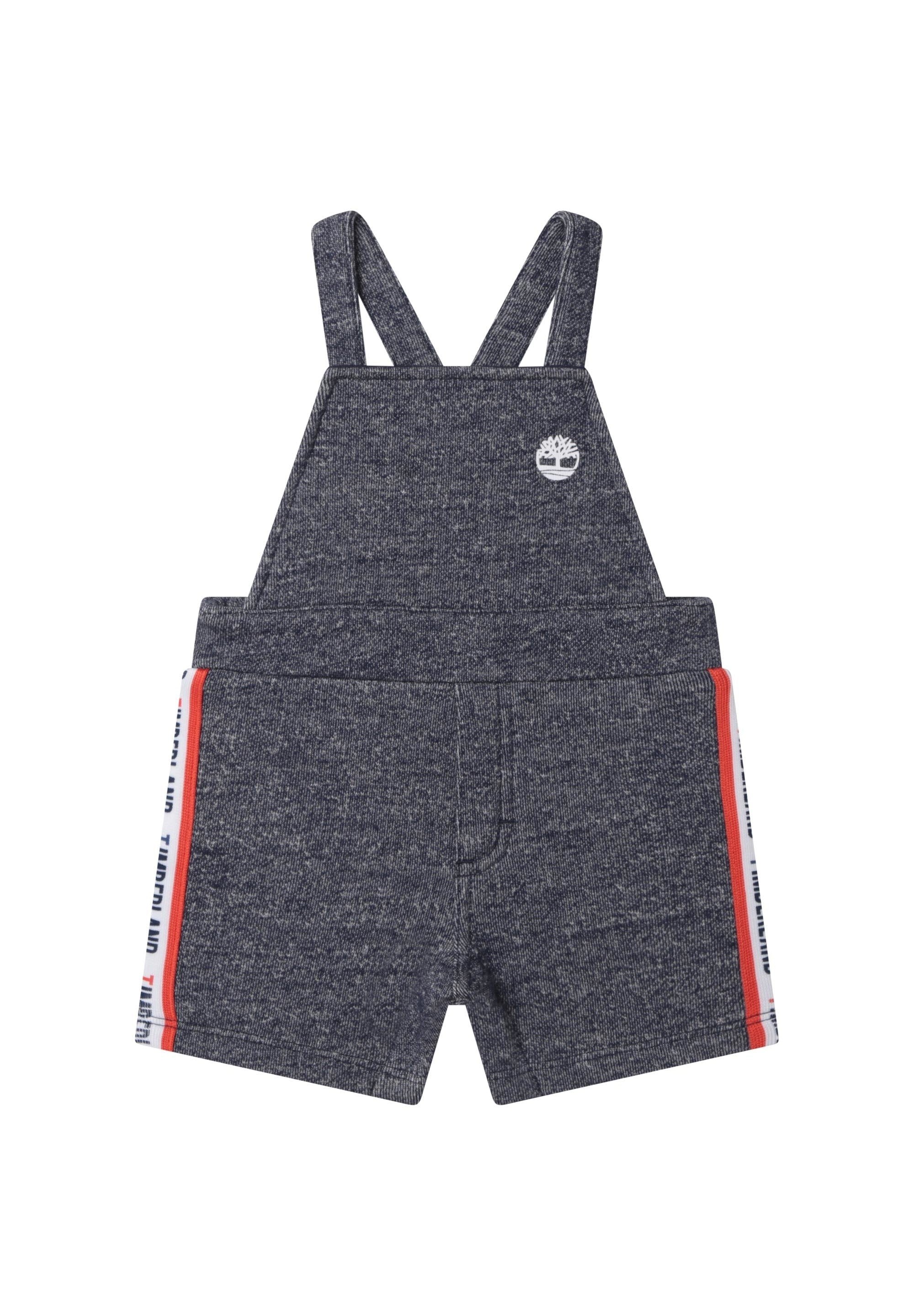 Navyblaue kurze Latzhosen aus strukturiertem Stoff, mit verstellbaren Trägern, zwei Fronttaschen und roten und weißen Seitenakzenten.