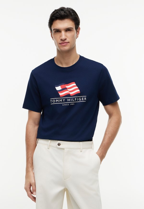 Tommy Hilfiger MAIN FLAG REGULAR TEE - AMERICANA CAPSULE - Print T-shirt - carbon navy