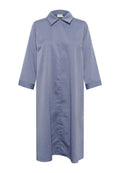 Hellblaues Hemdkleid aus weichem Stoff, mit spitzem Kragen, 3/4-langen Ärmeln und geradem Schnitt mit einer Knopfverschluss vorne.