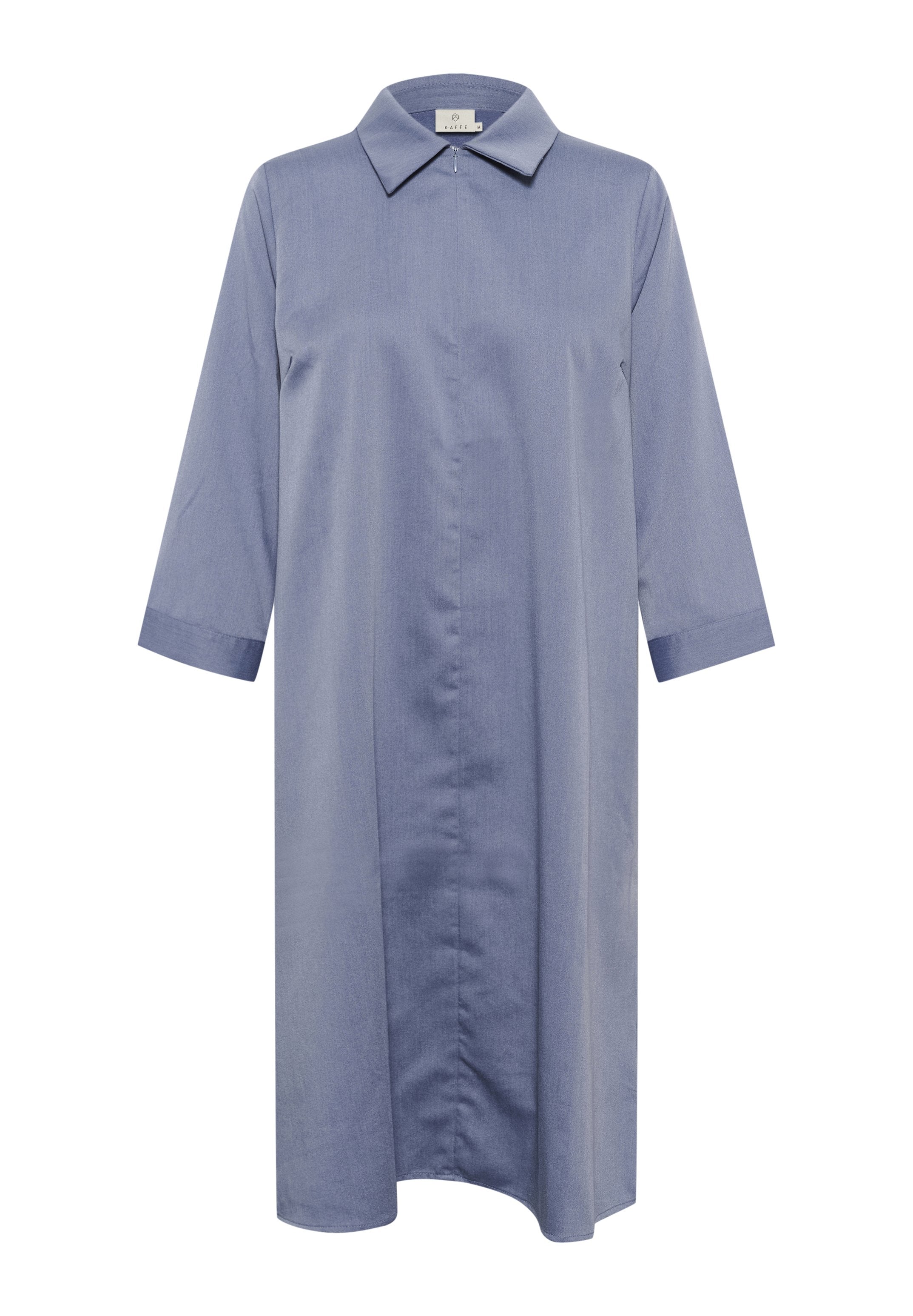 Hellblaues Hemdkleid aus weichem Stoff, mit spitzem Kragen, 3/4-langen Ärmeln und geradem Schnitt mit einer Knopfverschluss vorne.