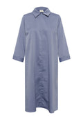 Hellblaues Hemdkleid aus weichem Stoff, mit spitzem Kragen, 3/4-langen Ärmeln und geradem Schnitt mit einer Knopfverschluss vorne.