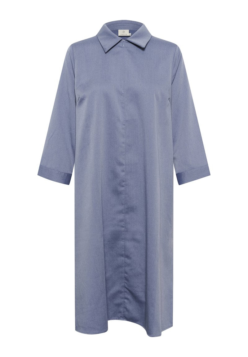 Hellblaues Hemdkleid aus weichem Stoff, mit spitzem Kragen, 3/4-langen Ärmeln und geradem Schnitt mit einer Knopfverschluss vorne.