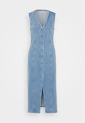 Denim-Midikleid in Hellblau, ärmellos mit V-Ausschnitt, vorderer Knopfverschluss und einem Schlitz vorne. Hat eine figurbetonte Silhouette und seitliche Nahttaschen.
