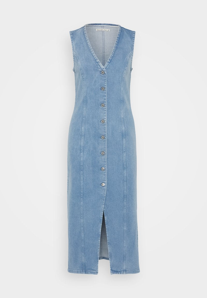 Denim-Midikleid in Hellblau, ärmellos mit V-Ausschnitt, vorderer Knopfverschluss und einem Schlitz vorne. Hat eine figurbetonte Silhouette und seitliche Nahttaschen.