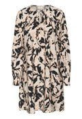 Kleid mit floralem Muster und lockerer Passform. Es hat lange Ärmel, einen gerafften Halsauschnitt und die Farben Creme, Schwarz und Pfirsich. Weicher Stoff.
