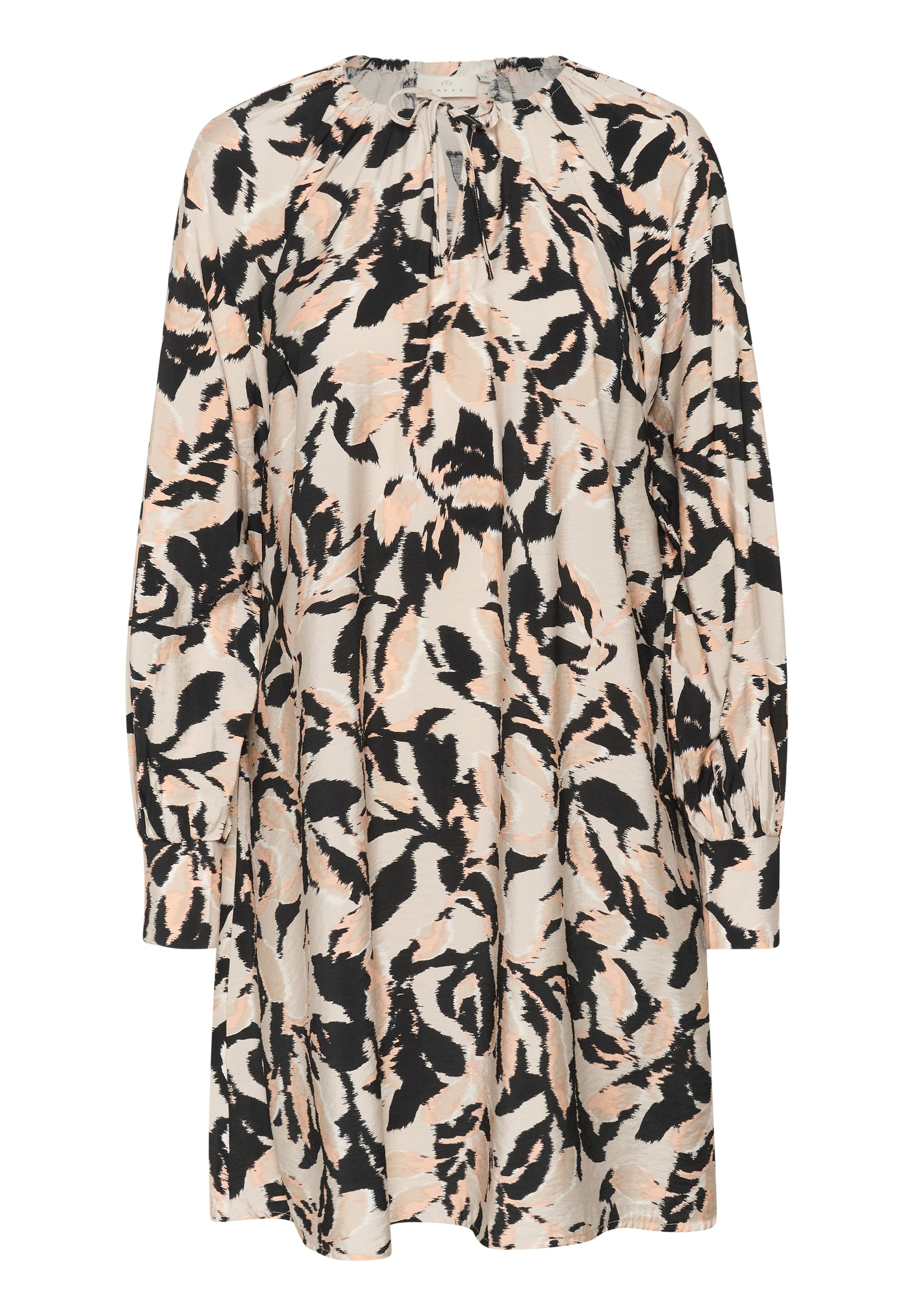 Kleid mit floralem Muster und lockerer Passform. Es hat lange Ärmel, einen gerafften Halsauschnitt und die Farben Creme, Schwarz und Pfirsich. Weicher Stoff.