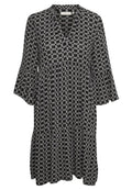 Schwarzes knielanges Kleid mit weißem geometrischem Kettenmuster, V-Ausschnitt und lockeren drei Viertel-Ärmeln mit Glockenform.