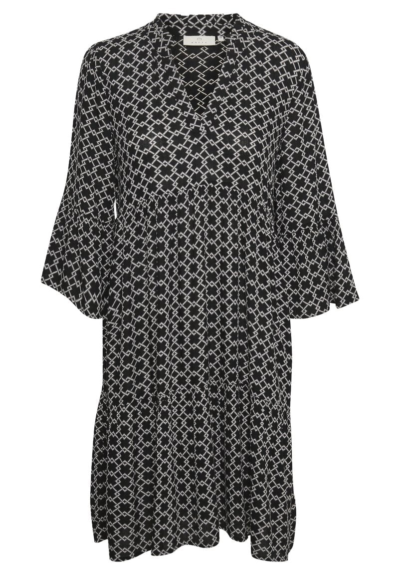 Schwarzes knielanges Kleid mit weißem geometrischem Kettenmuster, V-Ausschnitt und lockeren drei Viertel-Ärmeln mit Glockenform.