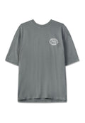 Graues Baumwoll-T-Shirt mit kurzen Ärmeln, Rundhalsausschnitt, lockerem Schnitt und einem weißen, kreisförmigen Logo auf der linken Brust.