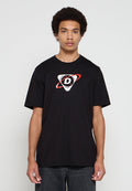 Schwarzes Baumwoll-T-Shirt mit kurzen Ärmeln und Rundhalsausschnitt, vorne mit einem dreieckigen Logo in Rot, Weiß und Schwarz.