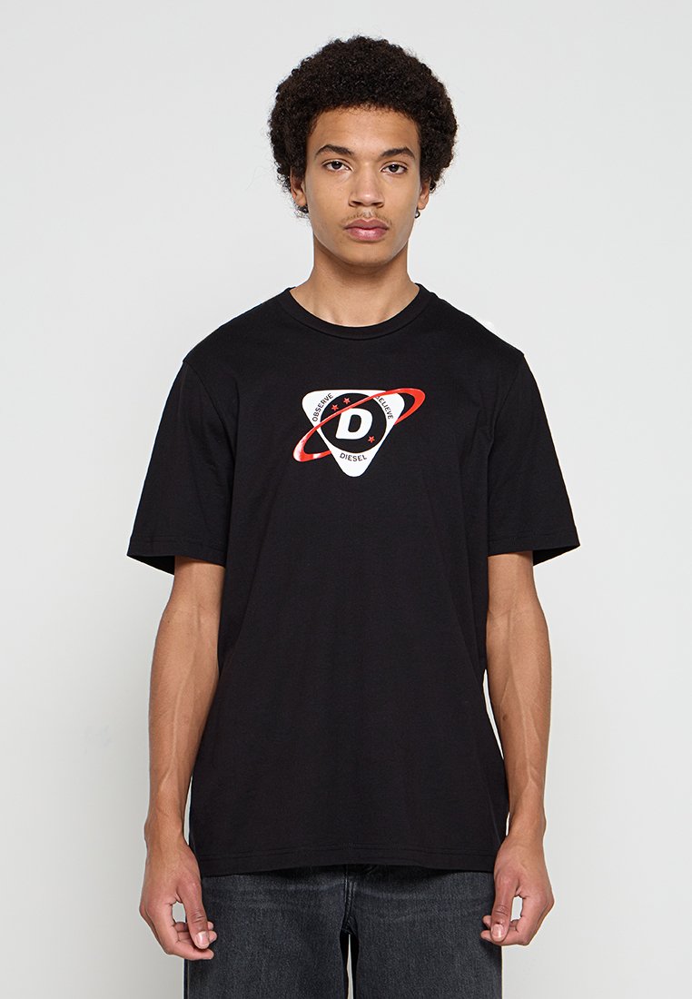Schwarzes Baumwoll-T-Shirt mit kurzen Ärmeln und Rundhalsausschnitt, vorne mit einem dreieckigen Logo in Rot, Weiß und Schwarz.
