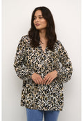 Bluse mit Leopardenmuster, langen Ärmeln, V-Ausschnitt und gerafften Bündchen. Aus leichtem Stoff in Beigetönen, Schwarz und Braun gefertigt.