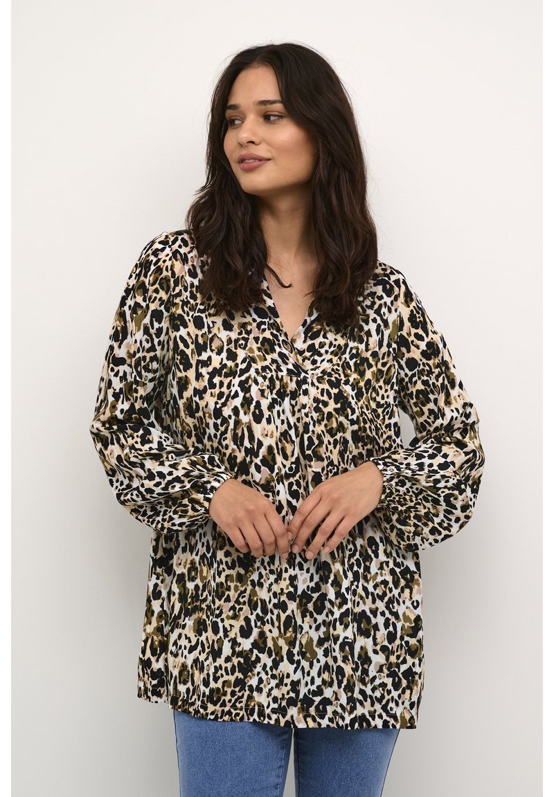 Bluse mit Leopardenmuster, langen Ärmeln, V-Ausschnitt und gerafften Bündchen. Aus leichtem Stoff in Beigetönen, Schwarz und Braun gefertigt.