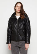 Schwarze Lederjacke mit Steppung, hohem Kragen, Reißverschluss und Seitentaschen. Hat eine strukturierte Oberfläche und eine lockere Silhouette.