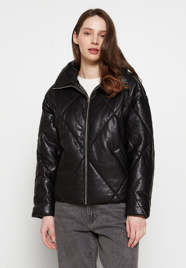 Schwarze Lederjacke mit Steppung, hohem Kragen, Reißverschluss und Seitentaschen. Hat eine strukturierte Oberfläche und eine lockere Silhouette.