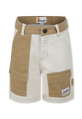 Hellbeige Cargo-Shorts aus Baumwolle mit braunen Akzenten, ausgestattet mit zwei seitlichen Taschen, einem Knopfverschluss und einem Timberland-Label auf der Rückseite.