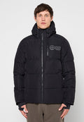 Schwarze Steppjacke mit hohem Kragen und verstellbarer Kapuze. Verfügt über einen Reißverschluss vorne und an den Taschen, ein horizontales Steppmuster und ein Logo.