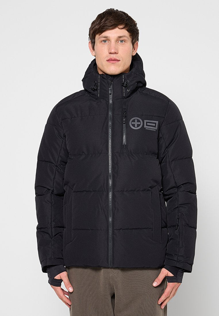 Schwarze Steppjacke mit hohem Kragen und verstellbarer Kapuze. Verfügt über einen Reißverschluss vorne und an den Taschen, ein horizontales Steppmuster und ein Logo.