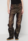 Dunkle Jeans mit metallischer Optik und lockerer Passform. Mit Knopfverschluss, fünf Taschen und kontrastierenden Nähten. Texturierte Oberfläche mit Glanz.