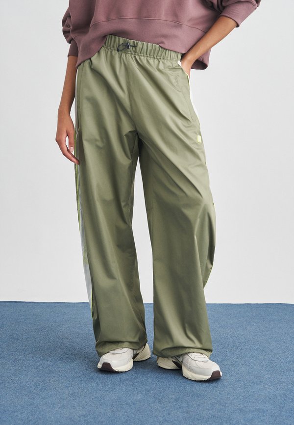 Nike Sportswear Tracksuit bottoms - silver coloured sage/white/volt ice
